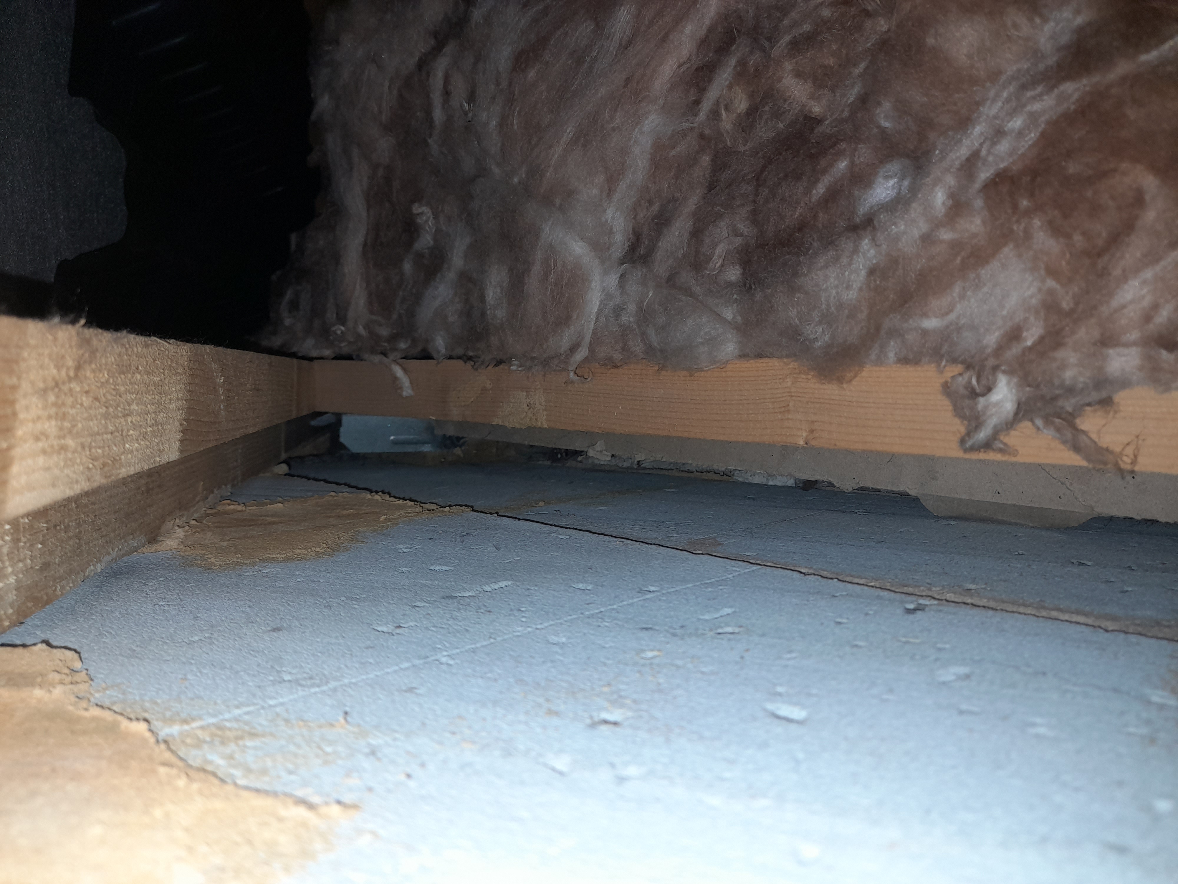 Fig. 4: Large gap between the loft insulation and the party wall, resulting in mould growth on the ceiling in the room below.